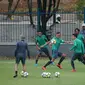 Pemain Timnas Indonesia, Rezaldi Hehanusa (tengah) saat latihan di Lapangan A Senayan, Jakarta, Jumat (12/1). Ini merupakan latihan perdana Timnas Indonesia jelang menjamu Islandia di Stadion GBK, Minggu (14/1). (Liputan6.com/Helmi Fithriansyah)