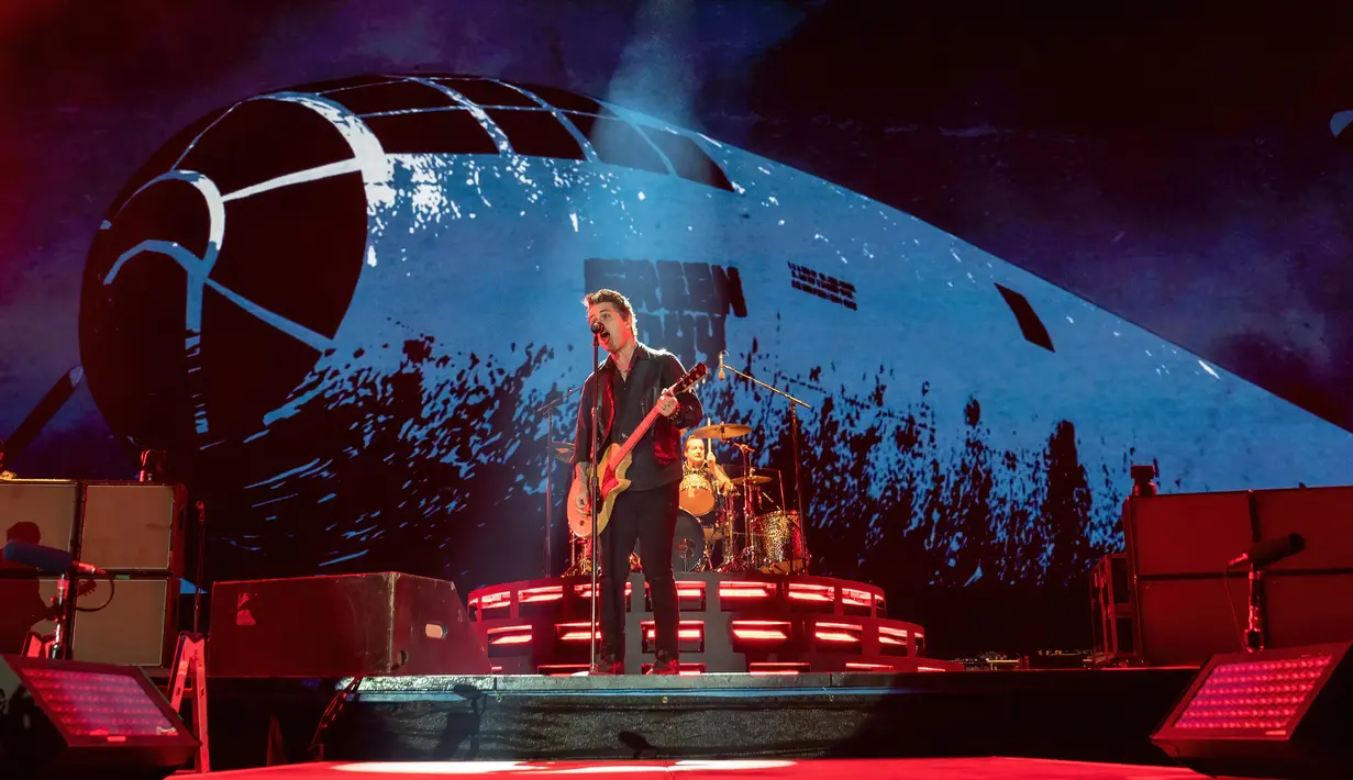 Vokalis sekaligus gitaris band rock Amerika Serikat Green Day, Billie Joe Armstrong tampil pada akhir pekan Formula 1 Grand Prix Amerika Serikat 2022 atau F1 GP Amerika Serikat 2022 di Sirkuit Amerika, Austin, Texas, Amerika Serikat, 21 Oktober 2022. F1 GP Amerika Serikat 2022 diselenggarakan dari tanggal 22 sampai 24 Oktober 2022. (SUZANNE CORDEIRO/AFP)