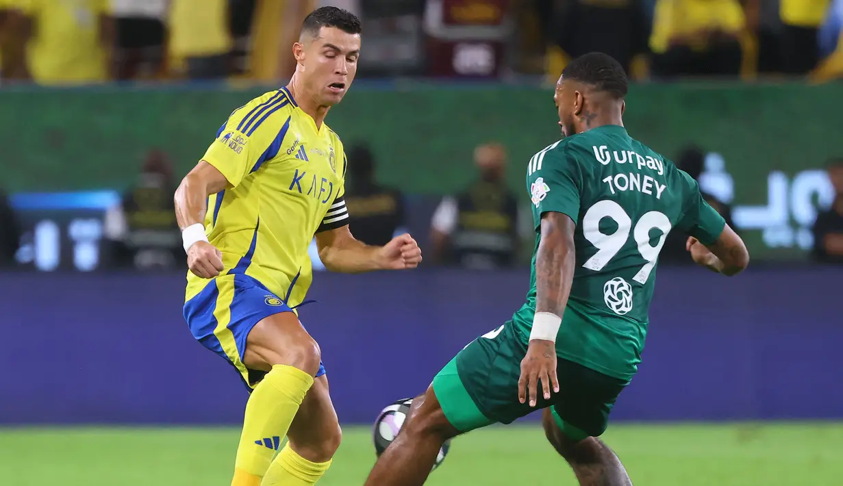 Cristiano Ronaldo juga tercatat sebagai orang pertama yang sukses mencatatkan rekor itu baik di klub maupun di timnas. (AFP/Fayez Nureldine)