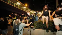 Pengunjuk rasa yang menolak RUU Ekstradisi berhamburan saat bentrok dengan polisi di luar gedung parlemen, Hong Kong, Senin (10/6/2019). Massa diperkirakan akan semakin membesar dalam beberapa hari mendatang. (AP Photo/Kin Cheung)