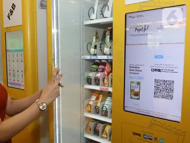 Pengunjung membeli minuman dengan QRIS pada Smart Vending Machine di East Mall Grand Indonesia, Jakarta, Selasa (24/05/2022). Blibli dan Jumpstart berkolaborasi meluncurkan vending machine pertama di Indonesia yang menawarkan ragam produk UMKM terbaik binaan Blibli di bawah GDP Ventures. (Liputan6.com/Fery Pradolo)