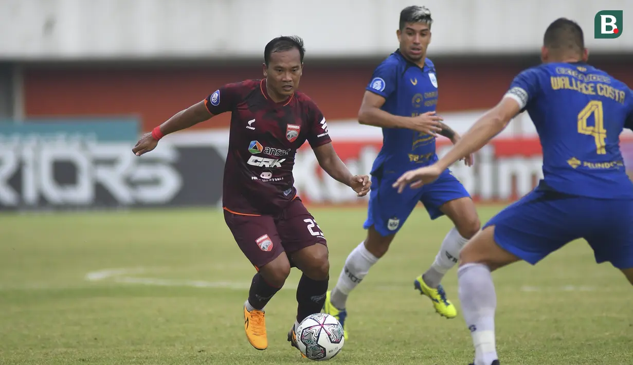 Borneo FC tampil semakin agresif di awal babak kedua. Gol yang ditunggu-tunggu akhirnya tercipta pada menit ke-50 melalui sepakan Wawan Febrianto. (Bola.com/Nandang Permana)