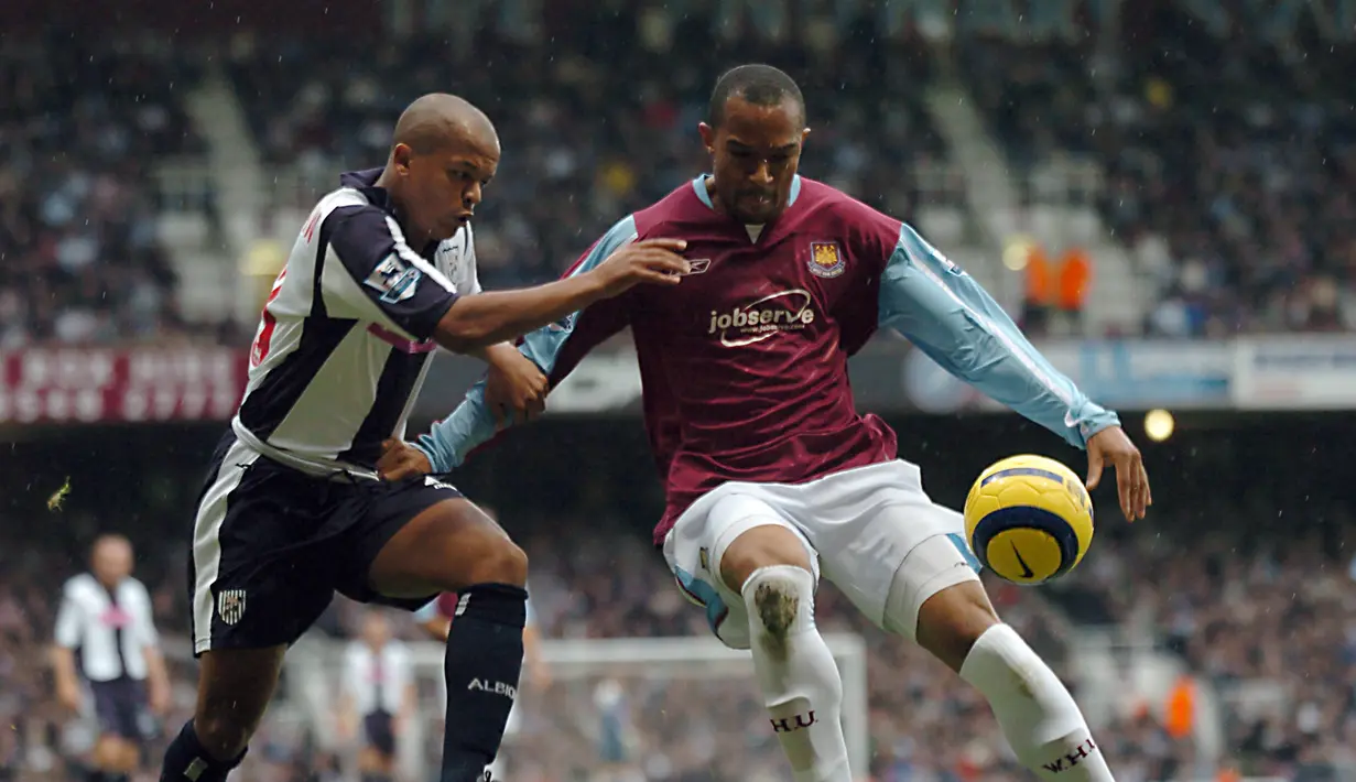 6. Danny Gabbidon. Bek asal Wales ini terpantau mulai mengenakan kaos kaki melebihi lutut saat memperkuat West Ham United dalam rentang 2005-2011. Terakhir memperkuat klub tempat kelahirannya, Panteg, yang berlaga di Divisi 3 sepakbola Wales. (AFP/Glenn Campbell)