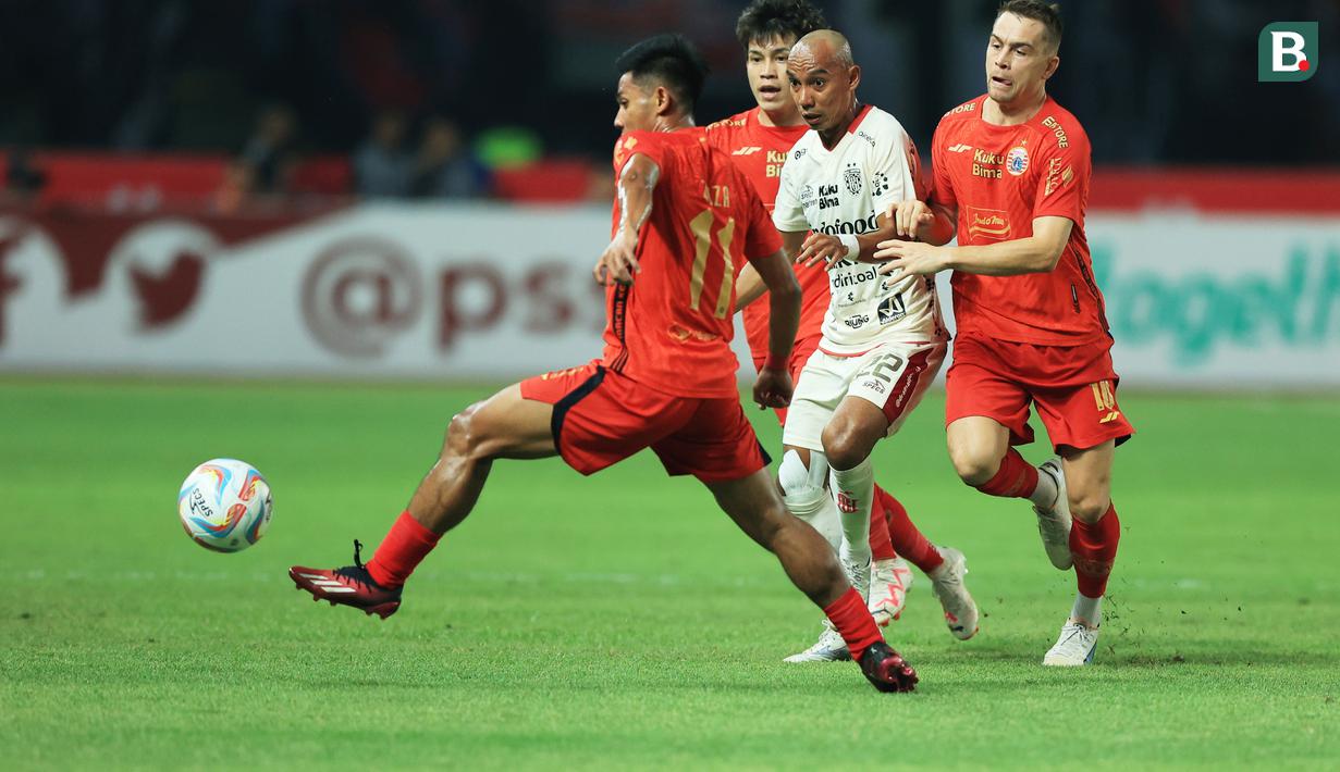 <p>Pemain Bali United, Novri Setiawan (tengah) berebut bola dengan dua pemain Persija, Maciej Gajos (kanan) dan Firza Andika pada laga pekan ke-13 BRI Liga 1 2023/2024 di Stadion Patriot Candrabhaga, Bekasi, Minggu (24/9/2023) malam WIB. (Bola.com/M Iqbal Ichsan)</p>