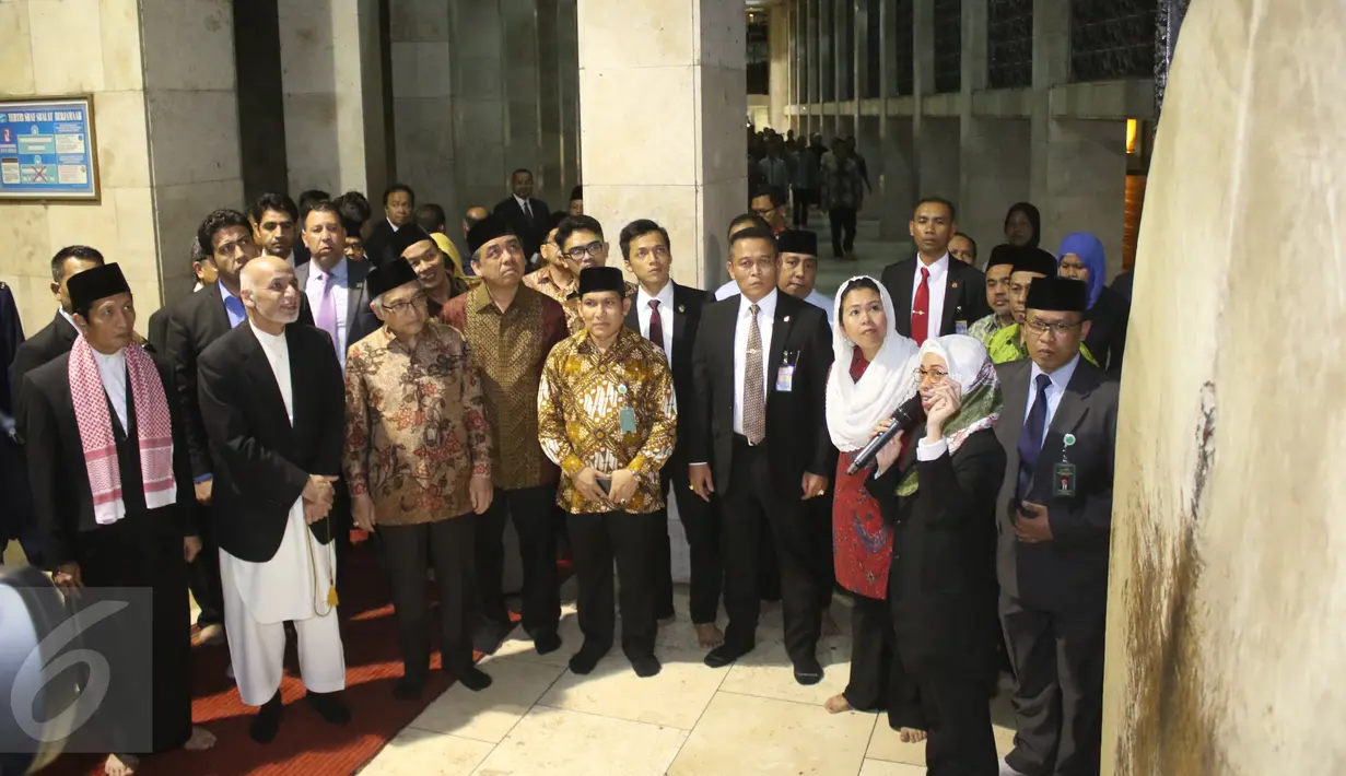 Presiden Afganistan Mohammad Ashraf Ghani dan rombongan mendengarkan penjelasan tentang sejarah bedug yang ada di Masjid Istiqlal saat berkunjung ke masjid tersebut, Jakarta, Kamis (6/4). (Liputan6.com/Angga Yuniar)