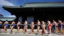 Para pegulat sumo jalan berbaris saat akan mengikuti turnamen Honozumo di Kuil Yasukuni, Tokyo, Jepang, 15 April 2019. (TRIBALLEAU CHARLY/AFP)