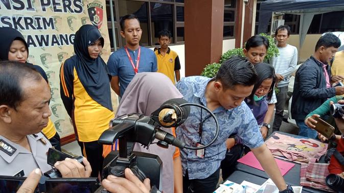 ET alian Ny (40) janda janda beranak satu, warga Dusun Simpar Rt 001/003, Desa Kutaraharja, Kecamatan Banyusari, Karawang ditangkap polisi karena diduga membunuh bayinya. (Foto: Liputan6.com/Abramena)