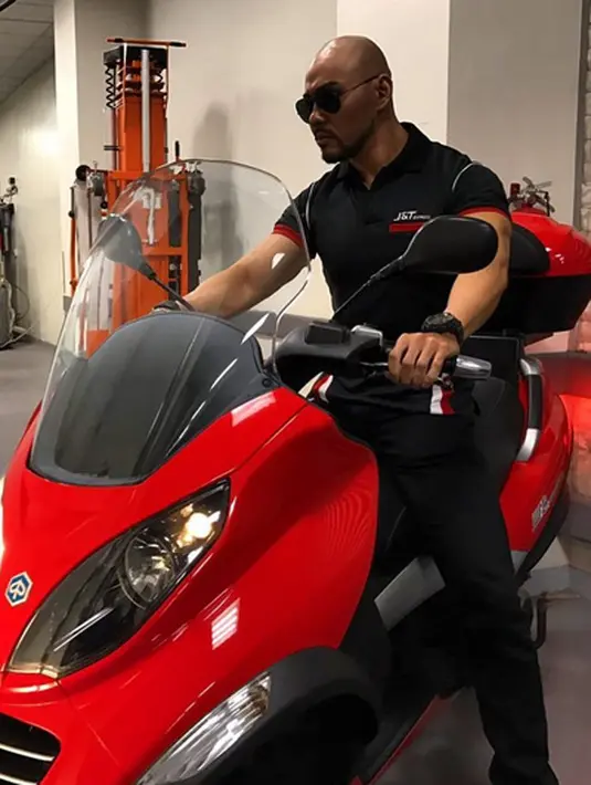 Dalam acara tersebut, Deddy Corbuzier juga mencerikan sedikit kenapa ayah seorang anak itu juga mundur dari dunia yang membesarkan namanya. Perjuangan berat dari susah hingga menjadi mentalis hebat. (Instagram/mastercorbuzier)