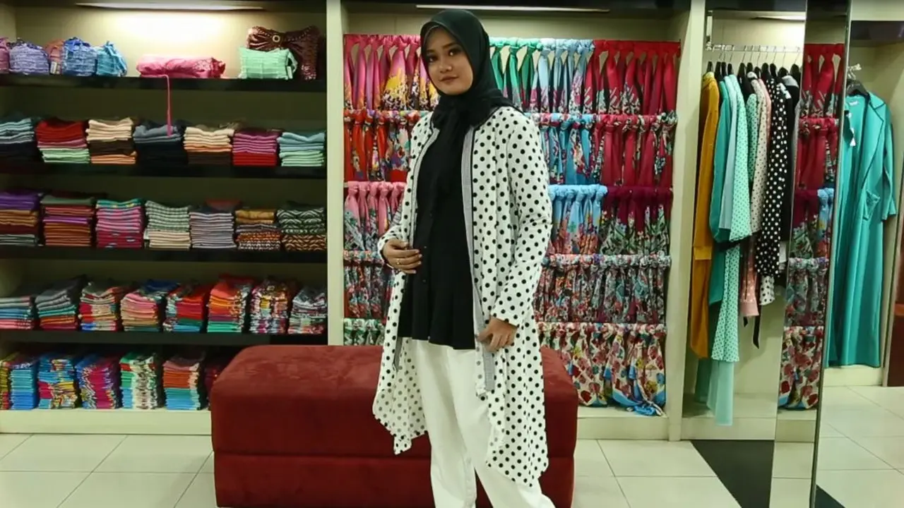 Padu Padan Busana Monokrom yang Cocok untuk Anda yang Berhijab