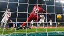 Pemain Inter Milan, Marko Arnautovic, mencetak gol ke gawang Monza Pada laga Liga Italia di Dtadion Giuseppe Meazza, Minggu (9/3/2025). (AP Photo/Luca Bruno)