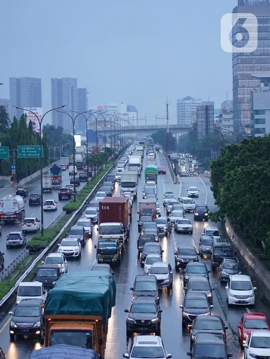 Kendaraan melintasi Jalan Tol Lingkar Dalam Jakarta di Cilandak, Jakarta Selatan, Jumat (2/10/2020). Direktorat Lalu Lintas Polda Metro Jaya mencatat jumlah kendaraan yang melintas pada jalur protokol menurun 21 persen ketika pemberlakuan PSBB Jakarta saat ini. (Liputan6.com/Immanuel Antonius)