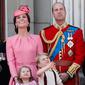 Pangeran William bersama Kate Middleton serta Pangeran George dan Putri Charlotte menyaksikan Trooping the Color Parade dalam rangka perayaan resmi ulang tahun Ratu Elizabeth di balkon Istana Buckhingham, London, Sabtu (17/6). (AP /Kirsty Wigglesworth)
