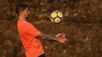 Bek Arema, Arthur Cunha, mengalami cedera hamstring. (Bola.com/Iwan Setiawan)