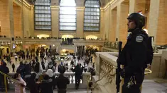 Seorang anggota NYPD berjaga di Grand Central Station, di Manhattan, New York, Selasa (22/3). Pasca serangan teror di Brussels, pihak keamanan AS meningkatkan pengamanan di bandara, stasiun kereta, dan tempat vital lainnya. (REUTERS/Stephanie Keith)