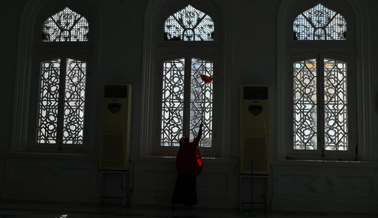 Dalam sejarahnya, masjid ini sempat dibakar Belanda, tetapi dapat selamat ketika diterjang dahsyatnya tsunami 2004. (AFP/CHAIDEER MAHYUDDIN)