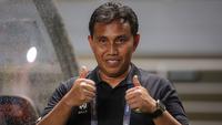 Ekspresi pelatih&nbsp;Timnas Indonesia U-17, Bima Sakti&nbsp;saat pertandingan Grup B Kualifikasi Piala Asia U-17 2023 melawan Timnas Guam U-17 yang berlangsung di Stadion Pakansari, Bogor, Senin (3/10/2022). (Bola.com/Bagaskara Lazuardi)