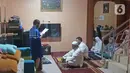 Warga mendengarkan khotbah saat melaksanakan salat Idul Fitri di kediamannya kawasan Mekarsari, Depok, Jawa Barat, Minggu (24/5/2020). Warga menjalankan salat Idul Fitri di rumah saat pandemi COVID-19. (Liputan6.com/Herman Zakharia)