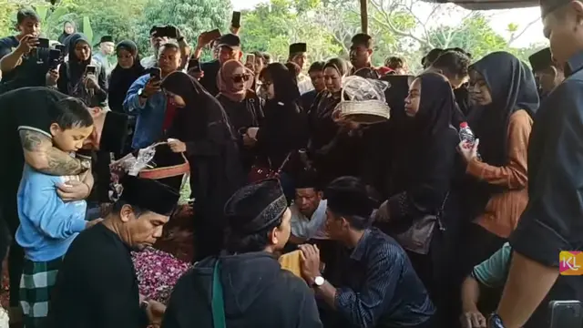 Prosesi Pemakaman Mpok Alpa
