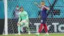 Kiper Swiss Yann Sommer bereaksi setelah pemain Prancis Kylian Mbappe gagal mencetak gol melalui penalti pada pertandingan babak 16 besar Euro 2020 di Stadion National Arena, Bucharest, Rumania, Selasa (29/6/2021). Swiss menyingkirkan Prancis usai menang 5-4 (3-3). (AP Photo/Vadim Ghirda, Pool)