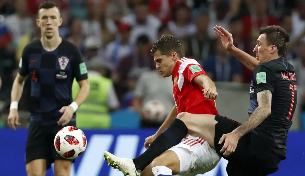 Bek Rusia, Roman Zobnin, berebut bola dengan striker Kroasia, Mario Mandzukic, pada laga perempat final Piala Dunia di Stadion Fisht, Sochi, Sabtu (7/7/2018). Kroasia menang 2-2 (4-3) atas Rusia. (AP/Rebecca Blackwell)