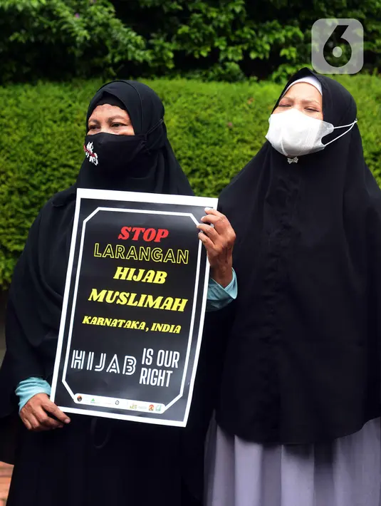 Aksi damai untuk mendukung muslimah India di depan Kedutaan Besar India, Jakarta, Selasa (22/2/2022). Aksi ini merupakan dukungan dan pembelaan kepada pelajar dan mahasiswa muslim di India terkait pelarangan menggunakan hijab dan persekusi. (merdeka.com/Imam Buhori)