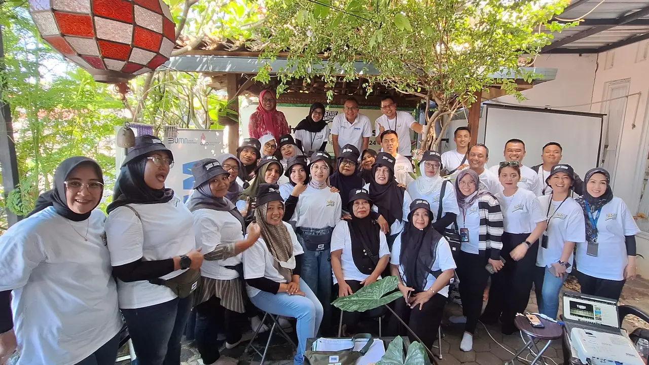 Nasabah Mekaar studi banding belajar bisnis olahan jamu di Semarang