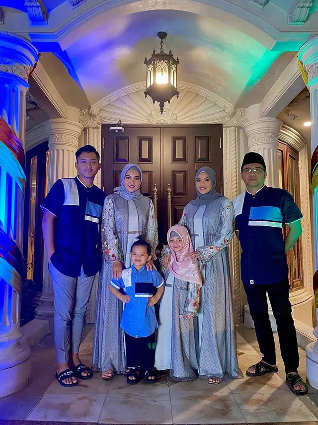 7 Potret Seleb Pakai Baju Muslim Senada Sekeluarga, Kompak Bisa Jadi Inspirasi