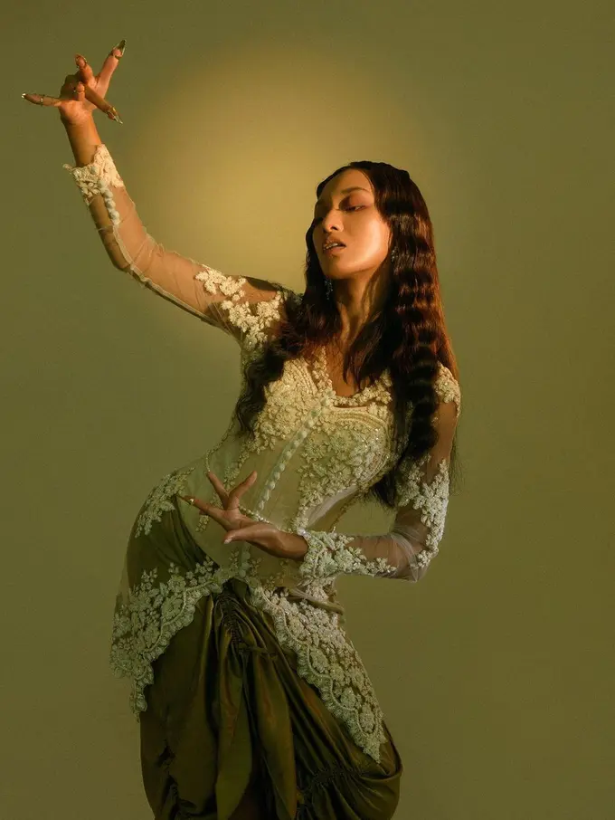 Asmara Abigail Pakai Kebaya