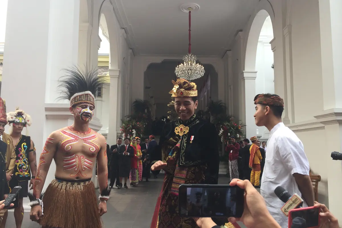 Jokowi dan Ajudan Ikut Berbaju Adat