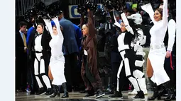 Cheerleaders Atlanta Hawks memakai kostum beberapa tokoh Star Wars dalam laga melawan Philadelphia 76ers di Philips Arena, Atlanta, AS, Rabu (16/12/2015). (Foto via Marca.com)