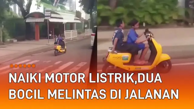 Aksi dua bocah naiki motor listrik di pinggir jalan mengundang perhatian.