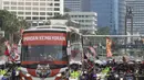 Suporter Persija Jakarta, The Jakmania, konvoi merayakan gelar Piala Presiden dengan melintasi Senayan hingga Monas, Jakarta, Minggu (18/2/2018). Persija meraih juara setelah mengalahkan Bali United. (Bola.com/Asprilla Dwi Adha)