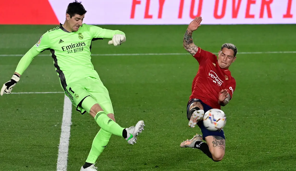 Menjelang akhir babak pertama, Osasuna berhasil membobol gawang Courtois melalui Avila, namun beruntung striker Osasuna itu dinyatakan sudah offside dalam proses terciptanya gol itu. (Foto: AFP/Javier Soriano)