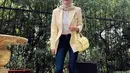 Tampil dalam balutan jeans serta kaos putih polos, wanita 42 tahun ini memadukan dengan blazer, tas hingga heels berwarna senada. Ia pun memilih menggunakan hijab model pasmina dengan gaya yang sederhana. (Liputan6.com/IG/@ollaramlan)