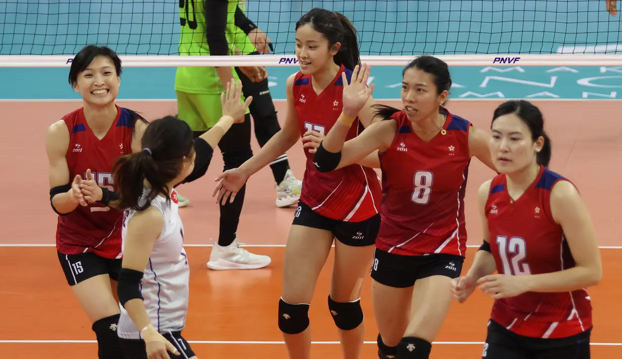 Selebrasi para pemain Timnas voli putri Hong Kong setelah mencetak angka saat menghadapi Indonesia pada laga perebutan tempat ketujuh AVC Challenge Cup 2024 di Rizal Memorial Coliseum, Manila, Filipina, Rabu (29/5/2024). Hong Kong kalah 0-3 (15-25, 19-25, 20-25). (Asian Volleyball Confederation)