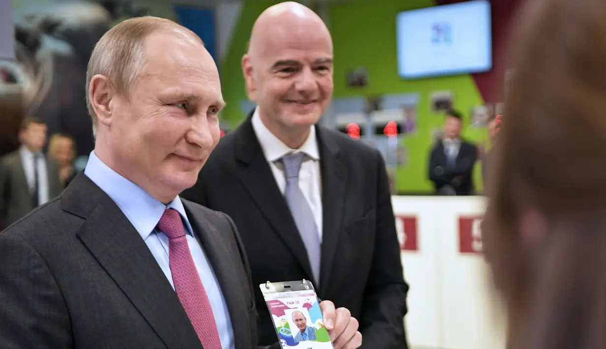 Presiden Rusia, Vladimir Putin memperlihatkan FAN ID untuk Piala Dunia FIFA 2018 di saksikan Presiden FIFA, Gianni Infantino di Sochi, Kamis (3/5). (Alexey NIKOLSKY/SPUTNIK/AFP)