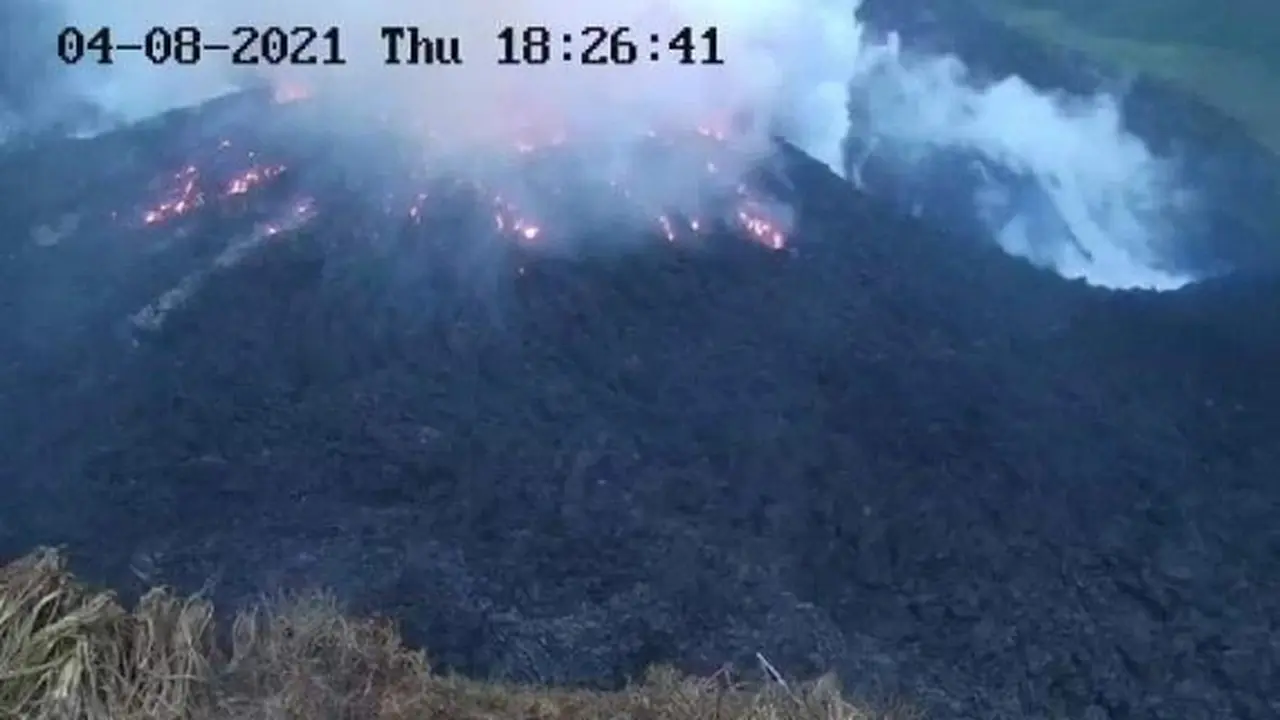 Asap memuntahkan kubah gunung berapi La Soufriere yang bersinar di Saint Vincent dan Grenadines [UWI Seismic Research Centre]
