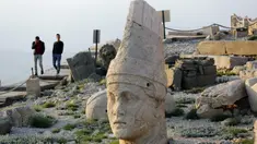 Sejumlah wisatawan mengunjungi situs pemakaman yang berada di puncak Gunung Nemrut, Turki, pada 14 Juni 2020. Gunung Nemrut yang terdaftar sebagai Situs Warisan Dunia UNESCO pada 1987 ini terkenal karena reruntuhan situs pemakaman di bagian puncaknya. (Xinhua/Mustafa Kaya)