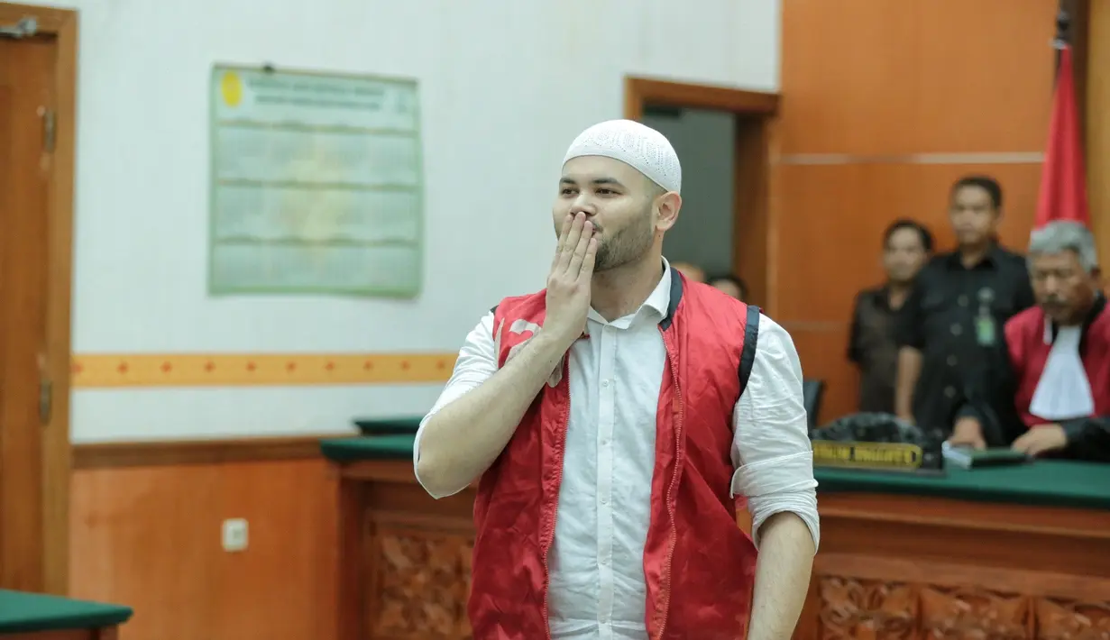 "Menetapkan terdakwa menjalankan rehab medis dan sosial di RSKO Cibubur selama 6 bulan 10 hari," kata Ketua Hakim. (Adrian Putra/Bintang.com)