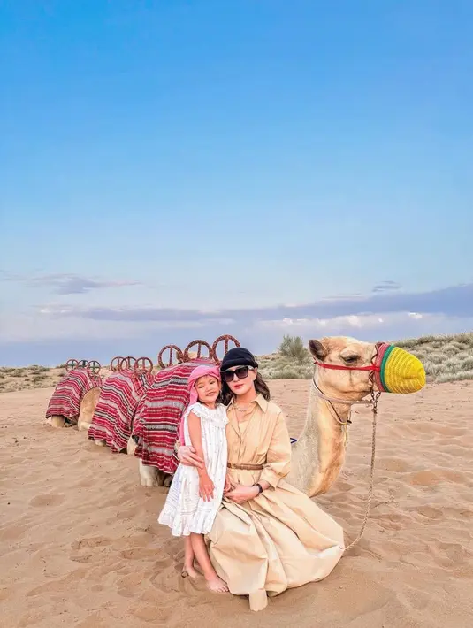 Momen kebersamaan Shandy Aulia dan Claire selama di Dubai pun tak lepas dari sorotan. Kedunya juga terlihat kompak memakai kerudung sorban. (Liputan6.com/IG/@shandyaulia)
