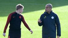 Gelandang Kevin de Bruyne (kiri) bersama manajer Pep Guardiola pada sesi latihan Manchester City di Manchester, 18 Oktober 2016. (AFP/Anthony Devlin)
