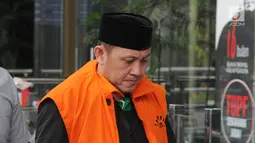 Anggota DPRD Lampung Tengah nonaktif Rusliyanto dikawal petugas akan menjalani pemeriksaan lanjutan di gedung KPK, Jakarta, Selasa (21/08).(merdeka.com/Dwi Narwoko)