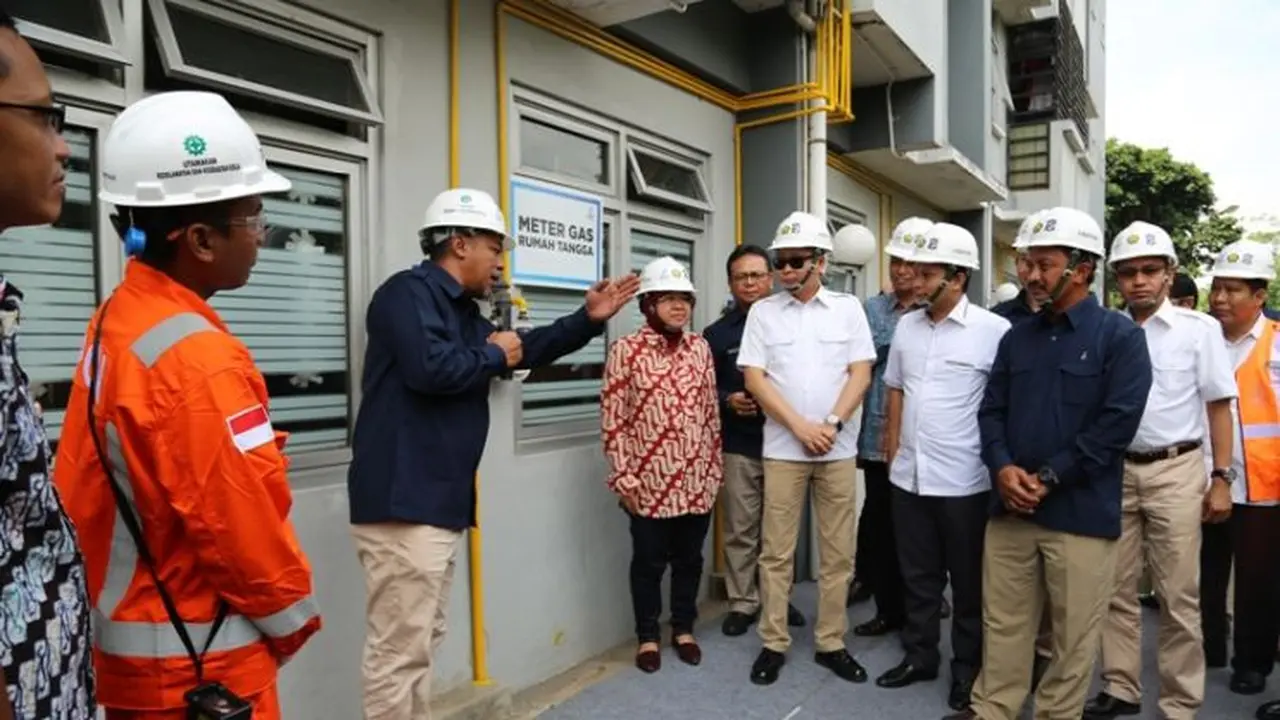 Walikota Surabaya, Tri Rismaharini bersama Menteri ESDM Ignasius Jonan meresmikan 24 ribu sambungan pipa gas rumah tangga di Surabaya, Minggu (7/5/2017).