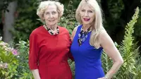 Jane dan Gloria menjadi model pakaian berbahan lateks yang di desain oleh Catriona Stewart asal Inggris.