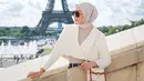 Tampilan Melody Prima ini begitu elegan dengan outter putih dan celana krem [Instagram/melodyprima]