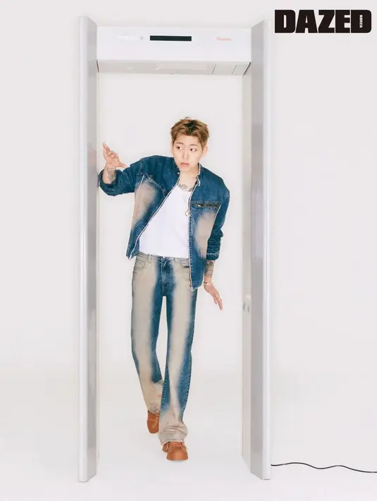 Meski terlihat garang diatas panggung, Zico memiliki hati yang lembut. Zico memiliki tato bergambar ibunya di dada kiri. (FOTO: instagram.com/woozico0914/)