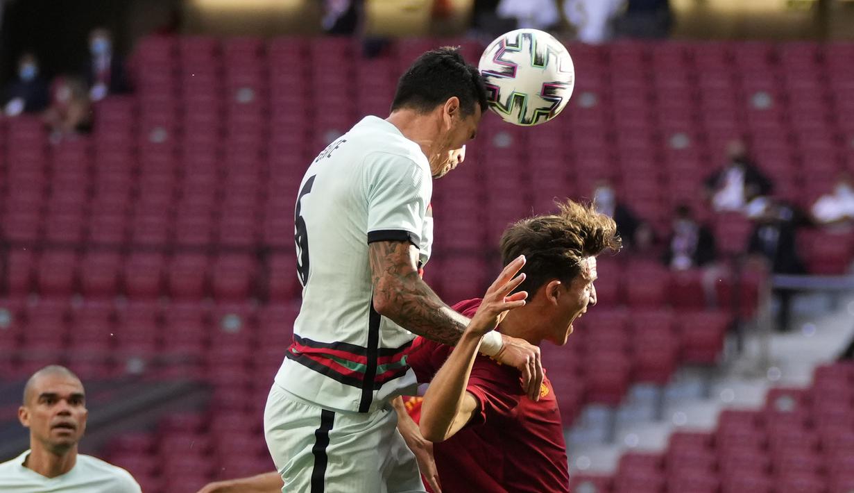 Pada menit ke-22, Portugal secara mengejutkan mencetak gol terlebih dahulu. Crossing Renato Sanchez diterima Jose Fonte membidik tiang jauh. Sayangnya gol ini dianulir karena Fonte dianggap melakukan pelanggaran terhadap Pau Torres. Skor masih bertahan 0-0. (Foto: AP/Manu Fernandez)