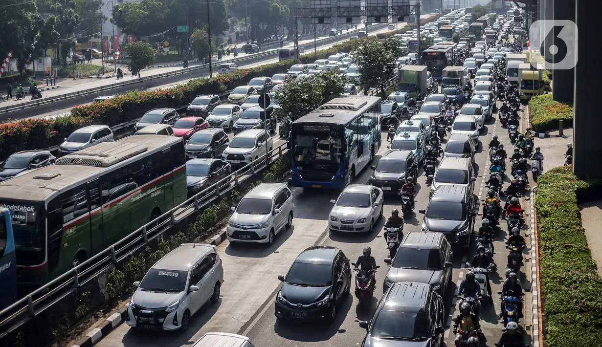 Polri mendukung kesuksesan penyelenggaraan KTT ke-43 ASEAN. Hal itu dilakukan dengan melaksanakan rekayasa lalu lintas di sejumlah ruas jalan Jakarta. (Liputan6.com/Faizal Fanani)