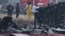 Pesawat itu kembali setelah berpartisipasi dalam perayaan Hari Kemenangan Azerbaijan di Baku pada 8 November 2025. Tampak dalam foto, reruntuhan terlihat di lokasi kecelakaan pesawat angkut militer Turki C-130 di kawasan Sighnaghi di perbatasan Georgia-Azerbaijan, Rabu 12 November 2025. (Giorgi ARJEVANIDZE/AFP)