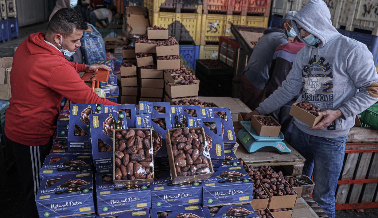 Memasuki Ramadhan 1444 H, permintaan buah kurma sangatlah tinggi di pasaran. (AFP/Said Khatib)